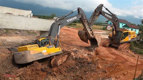 mini excavator sink in mud|spring mud on excavators tracks.